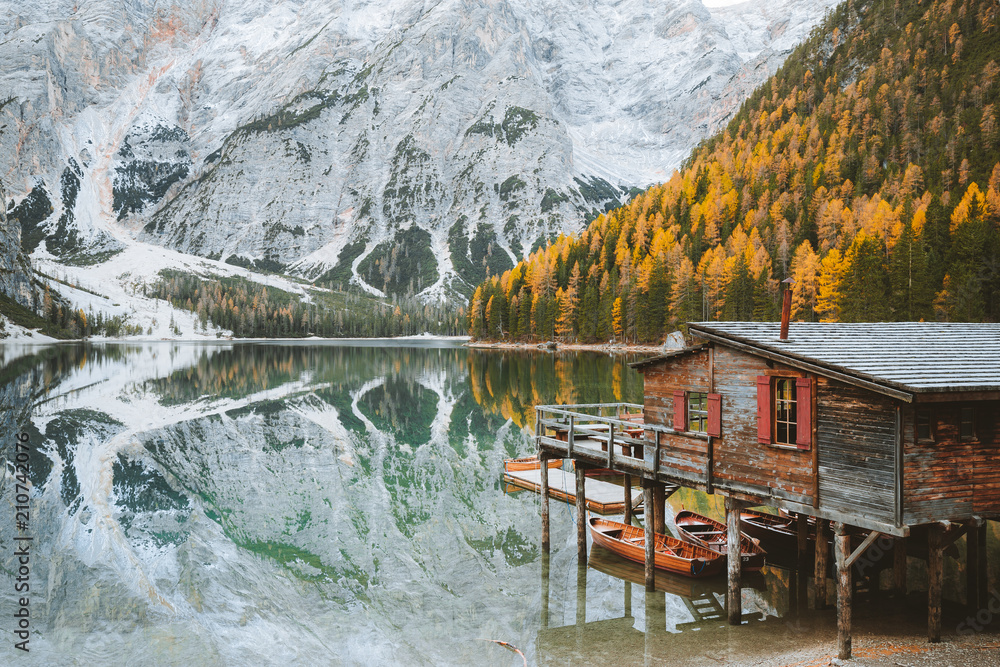 Lago di Braies in fall，Dolomites，South Tyrol，意大利南蒂罗尔