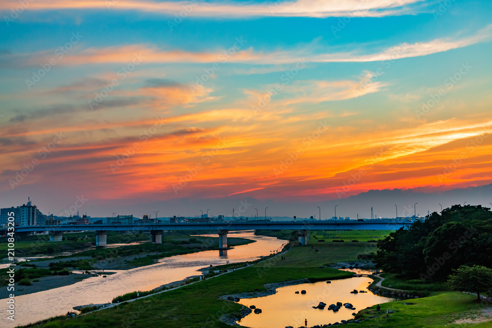 夕焼けと川