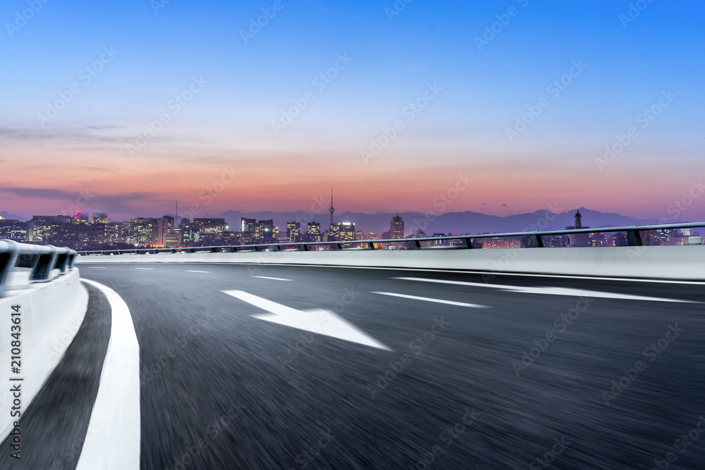 城市天际线的空柏油路