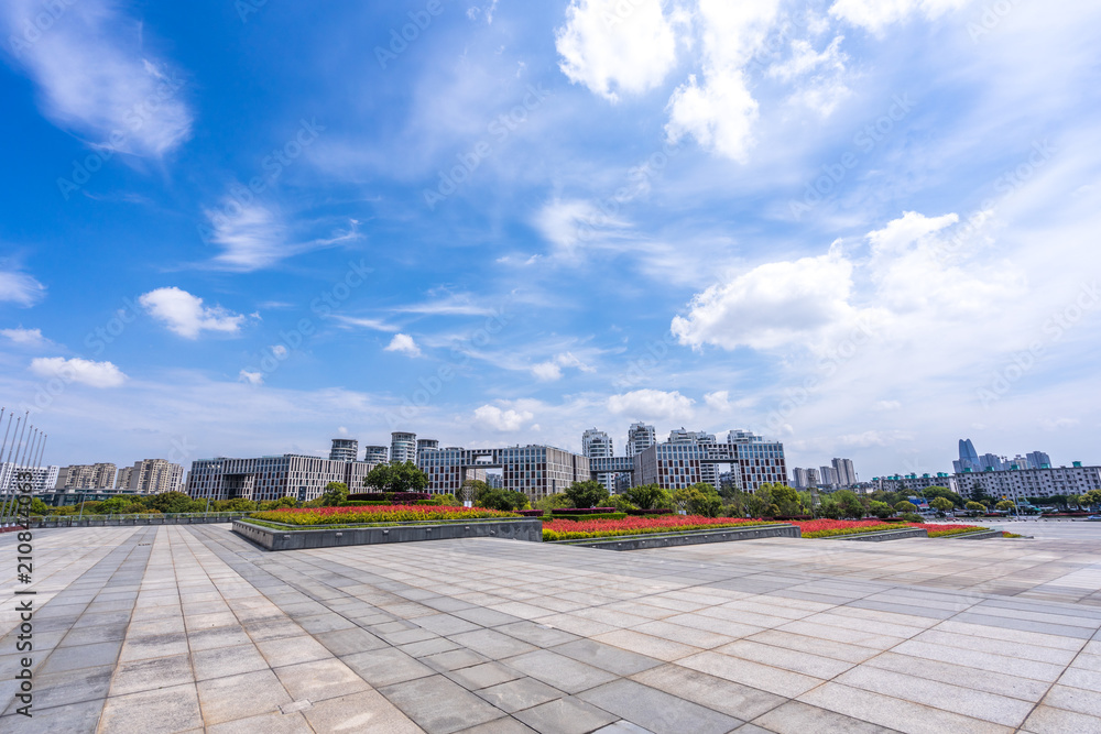 城市天际线全景，空荡荡的广场