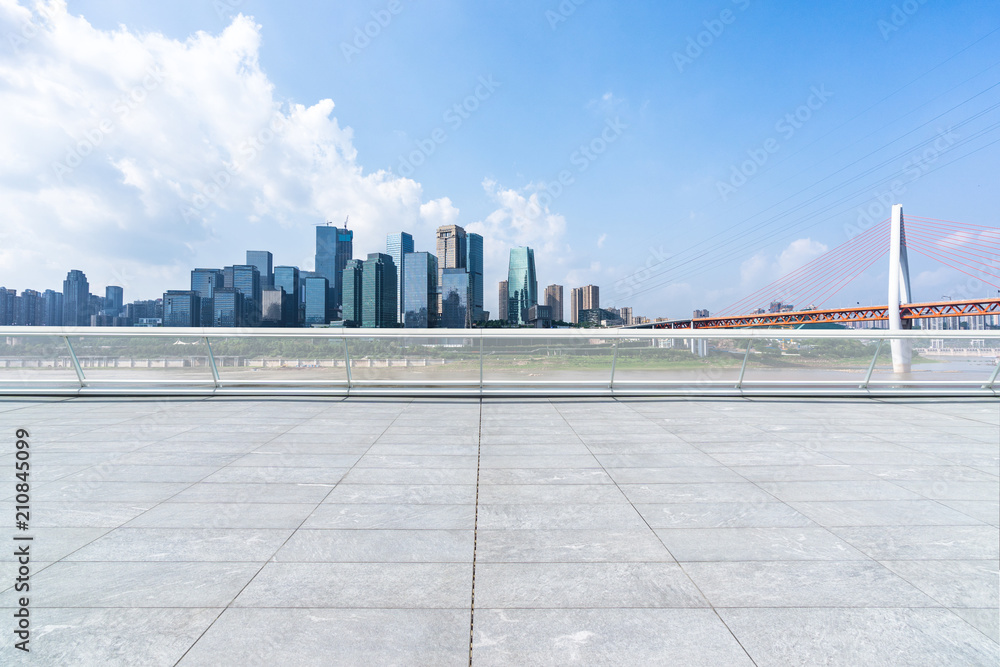 城市天际线全景，空荡荡的广场