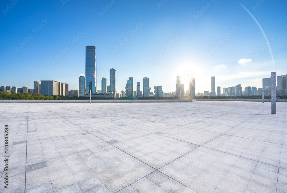 城市天际线全景，空荡荡的广场