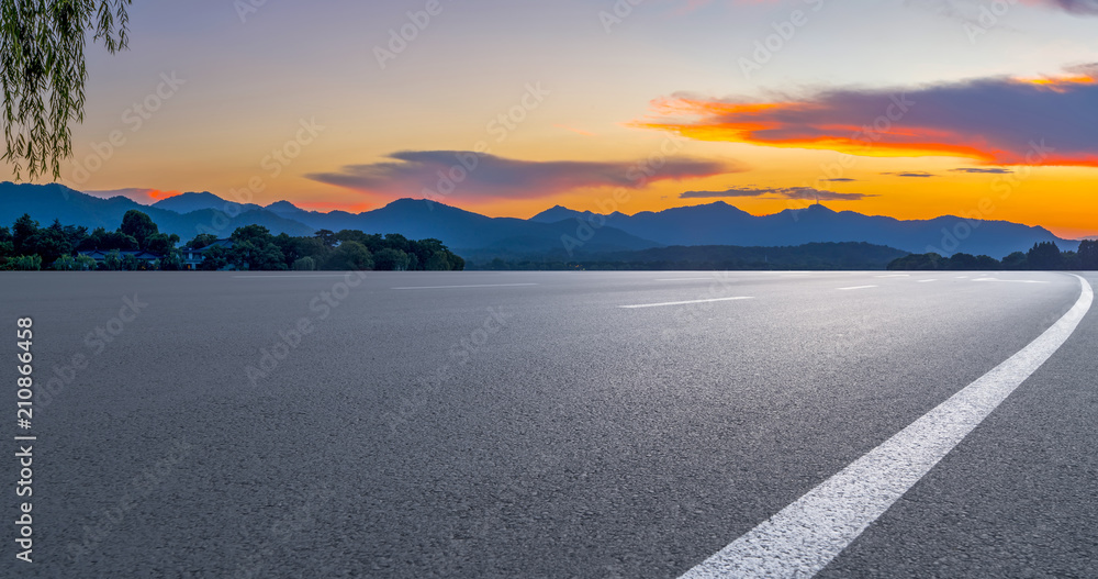 蓝天下的柏油路广场和河山