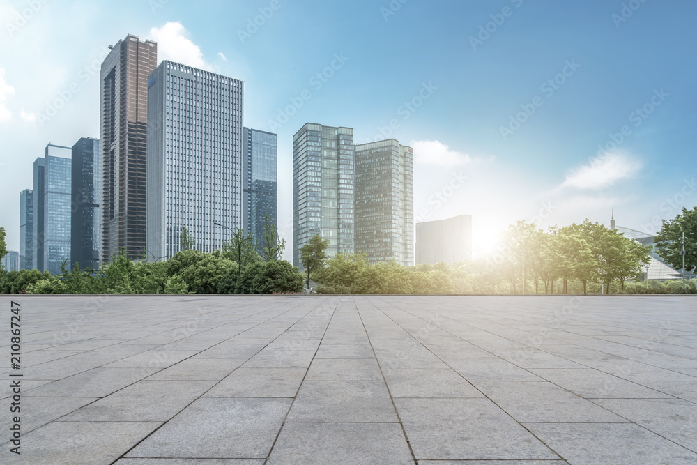 城市摩天大楼与空方形地砖