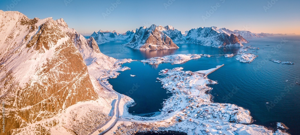 挪威雷恩村日出时的罗弗敦冬季风景全景