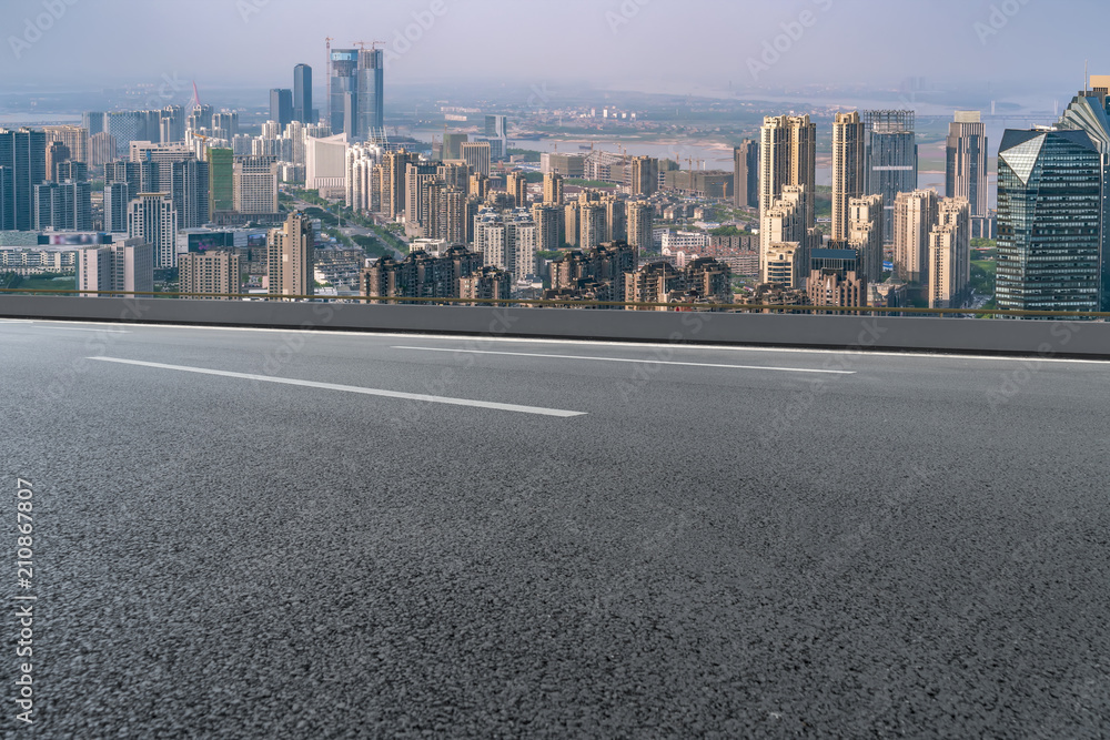 城市上空的道路和广场，城市的风景