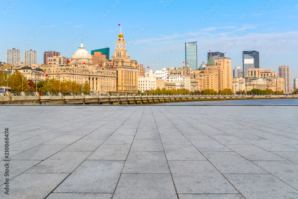 空着方形地砖的城市摩天大楼