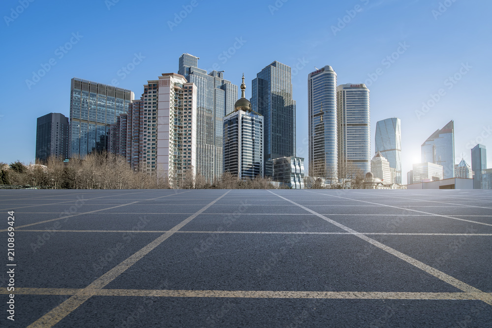 高速公路、沥青路面、城市建筑、商业建筑、办公楼的前景