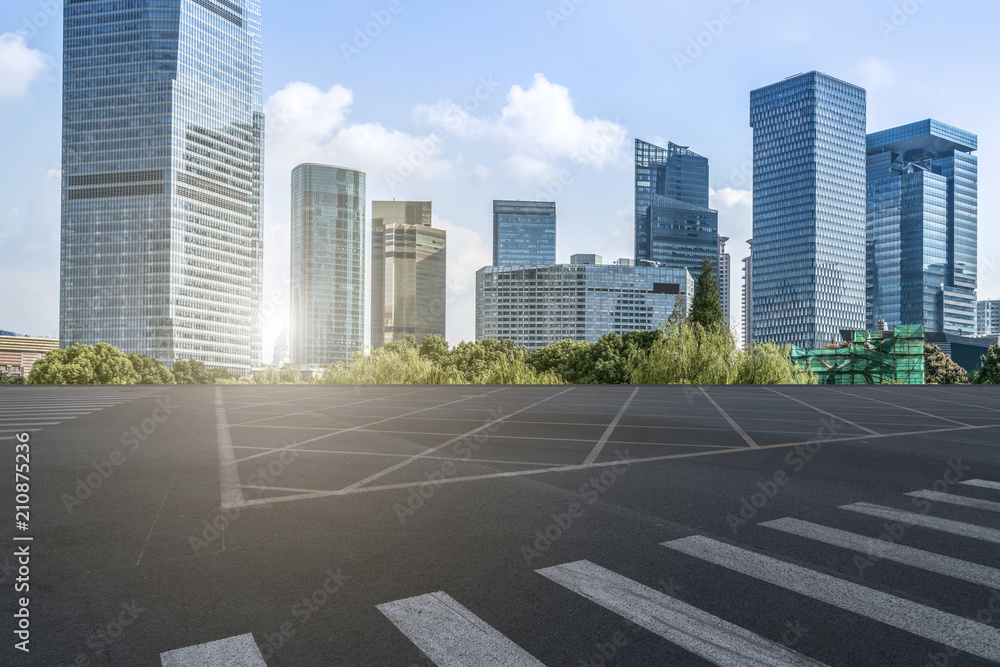 高速公路、沥青路面、城市建筑、商业建筑、办公楼的前景