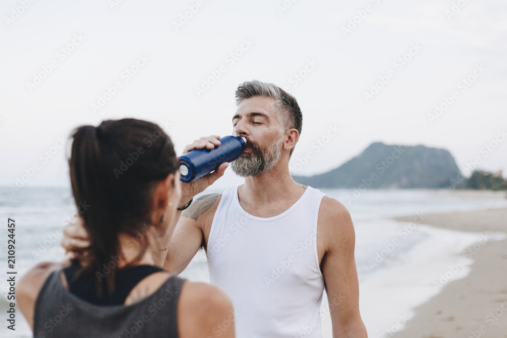 男子饮水补充水分