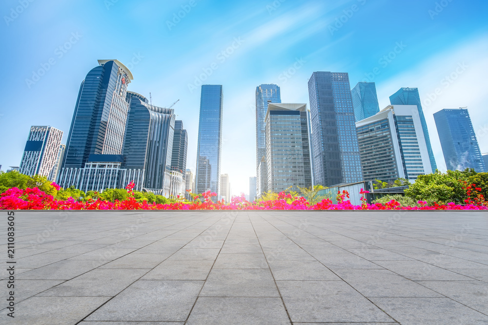 空旷的道路，城市全景