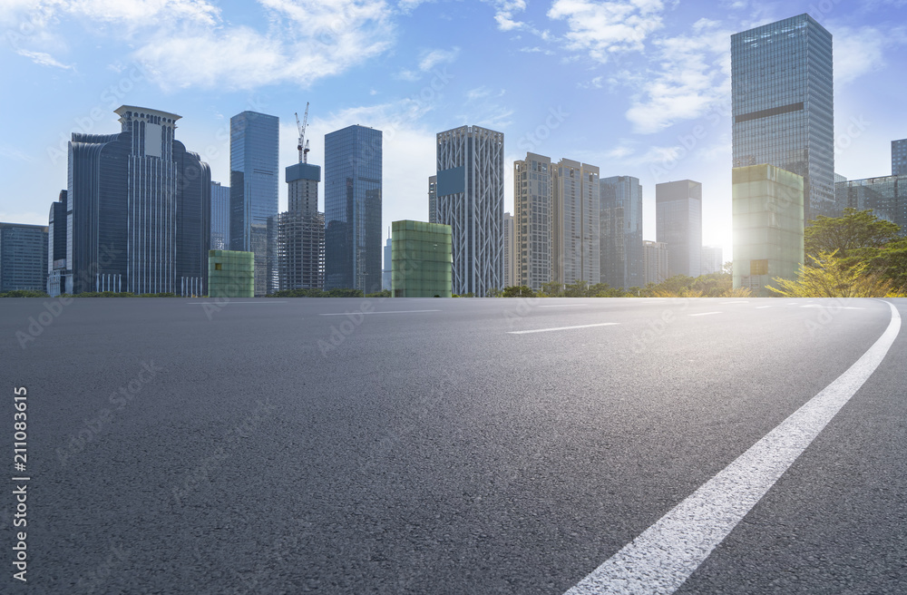 空旷的道路，城市全景