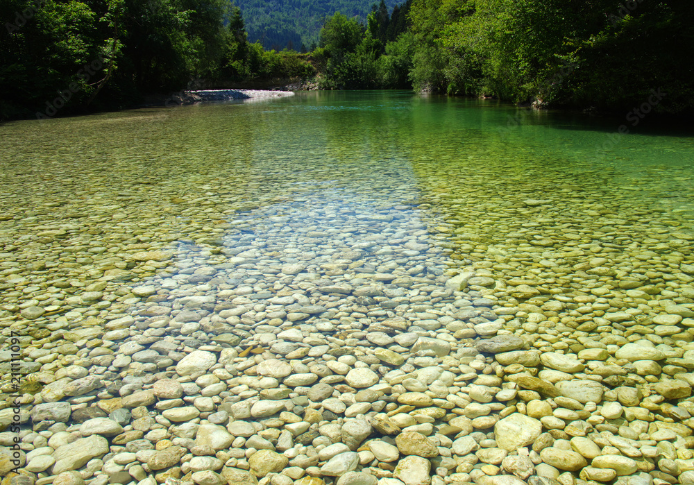 河水清澈