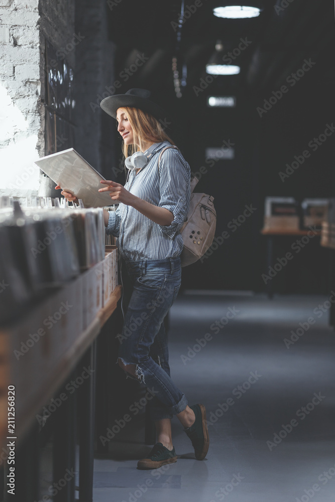 音乐商店里的年轻女人