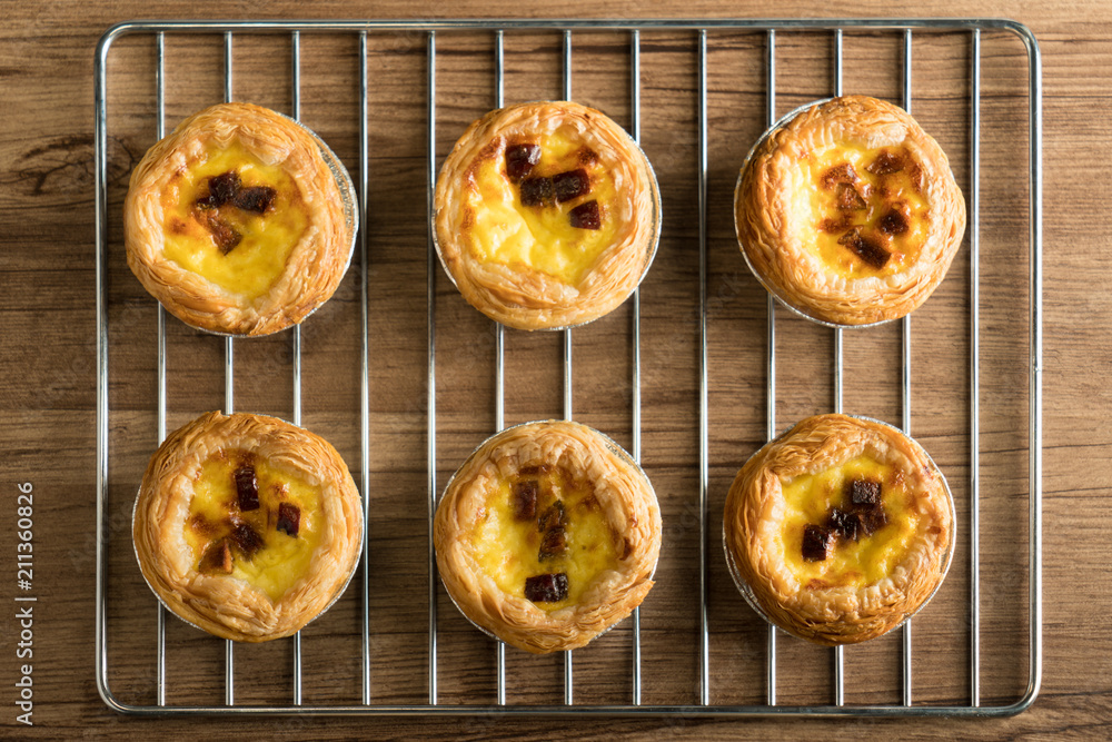 Egg tart with grill, wood grain background