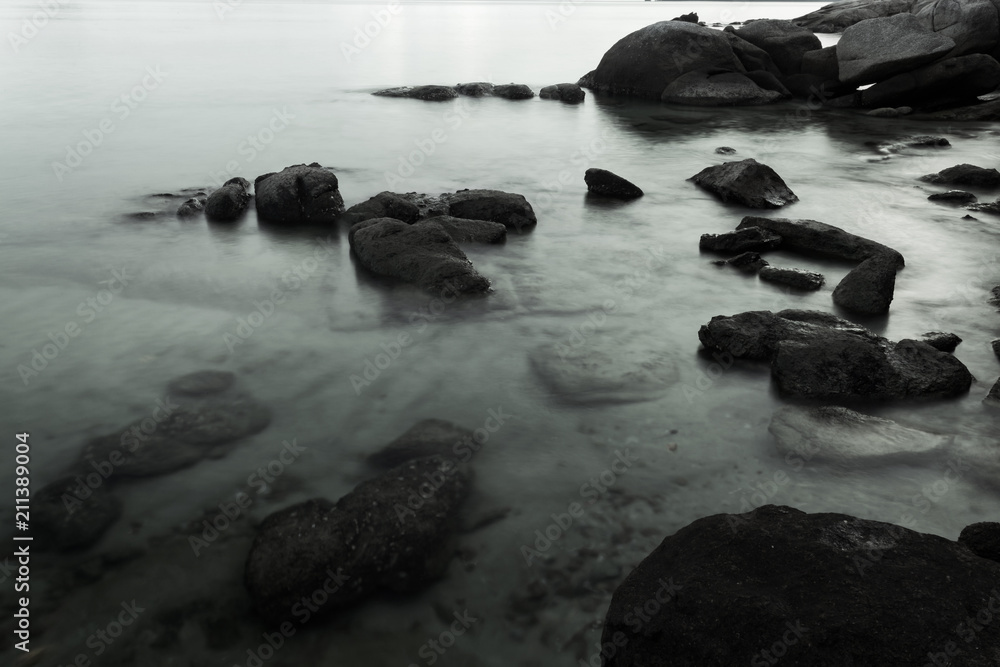 海洋风光背景中岩石的长曝光图像，自然背景中美丽的海景。