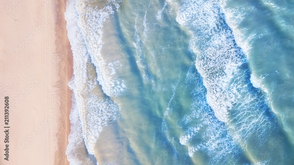 鸟瞰海浪。空中美丽的自然海景