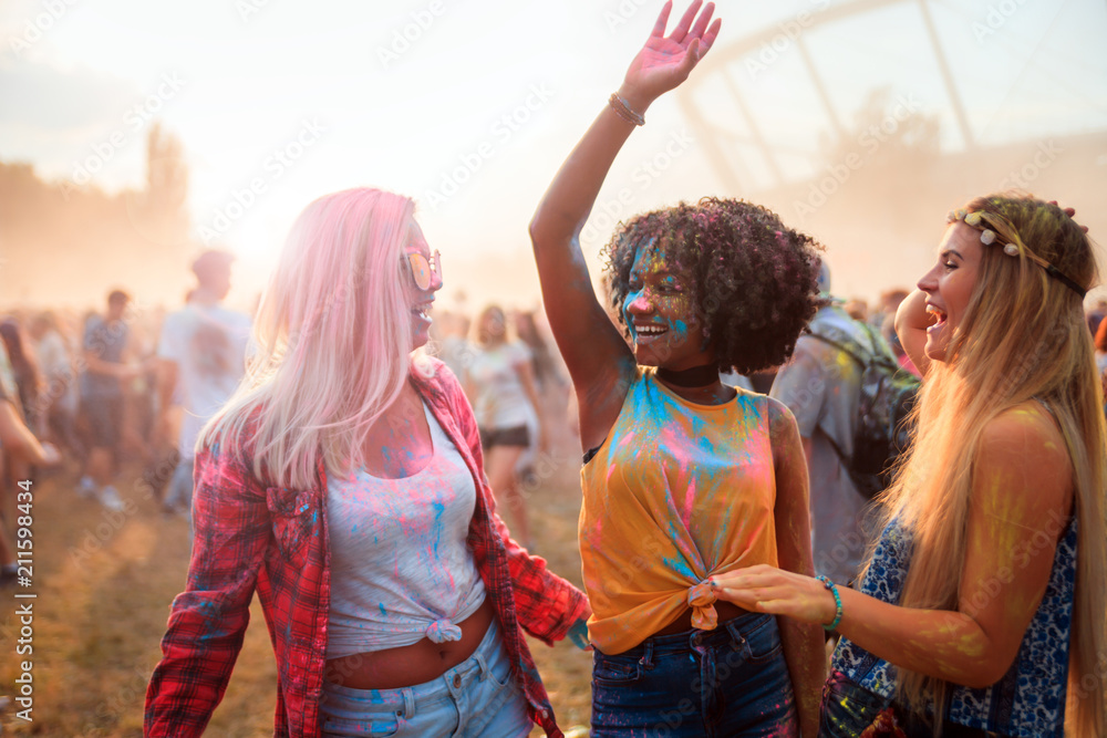 多民族女孩身着五颜六色的粉彩舞蹈，庆祝暑假