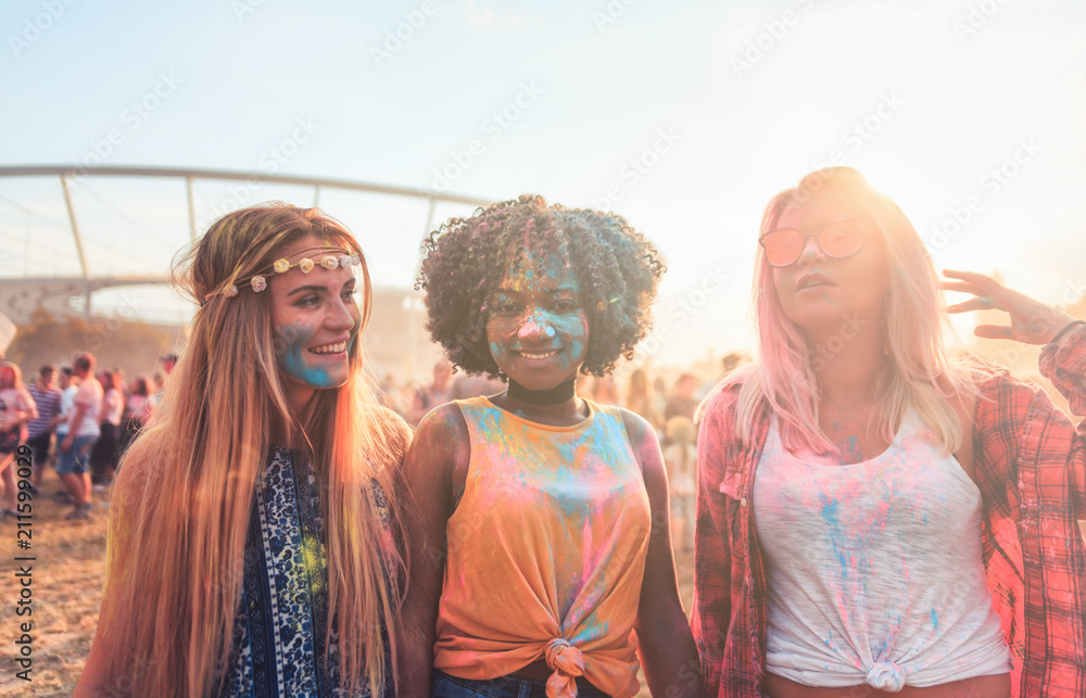 身着彩色粉末的多民族女孩庆祝夏季假日