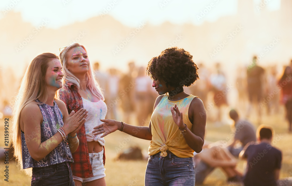 多民族朋友庆祝夏季假日