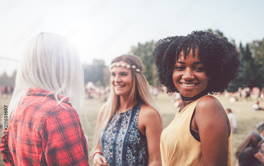 朋友们在夏天一起在户外玩，美丽的黑人女孩在微笑