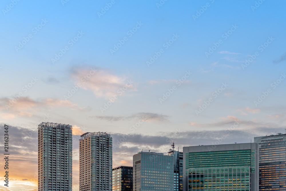 夕暮れの東京の街