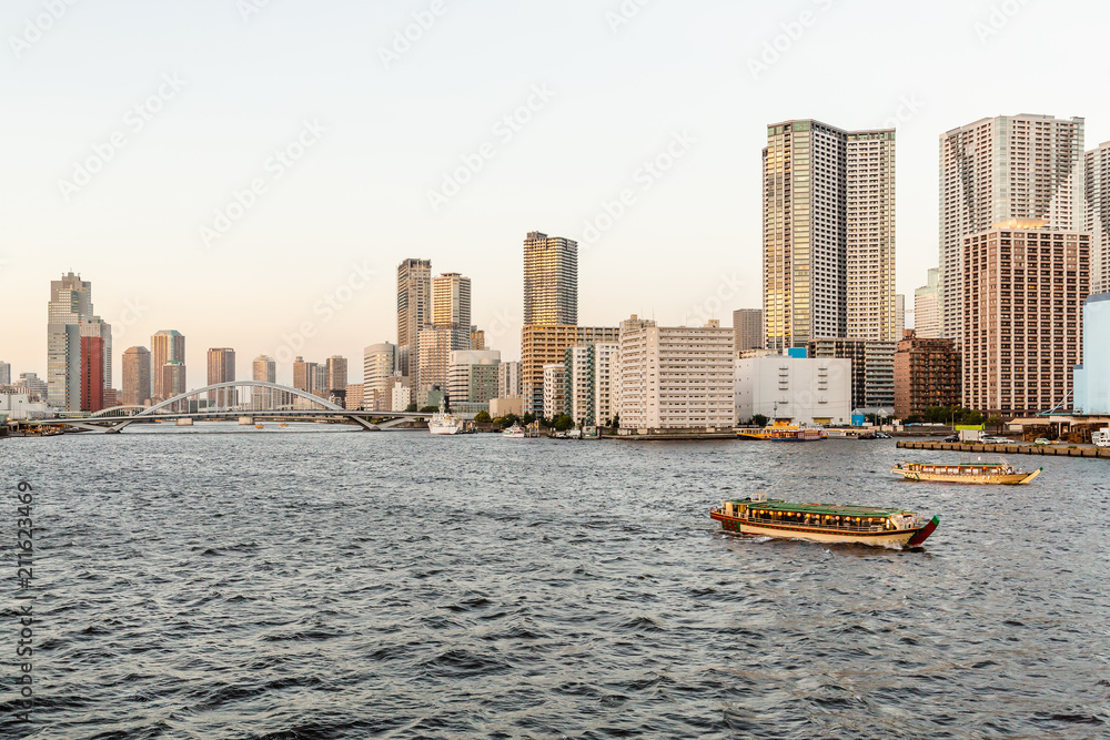 夕暮れの東京の街