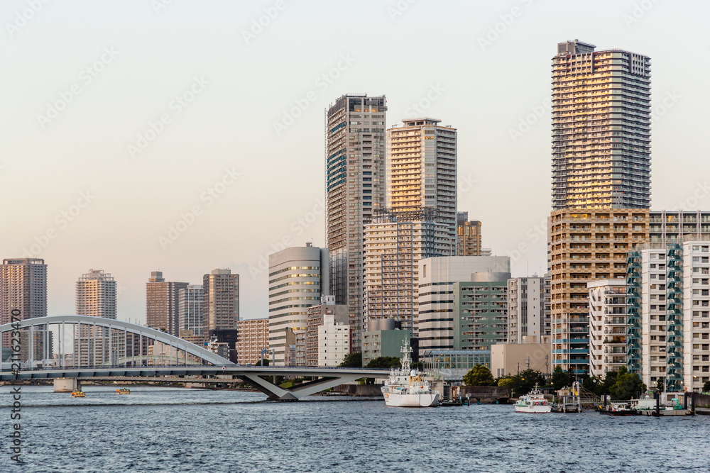 夕暮れの東京の街