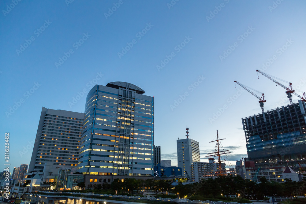 夕暮れの東京の街