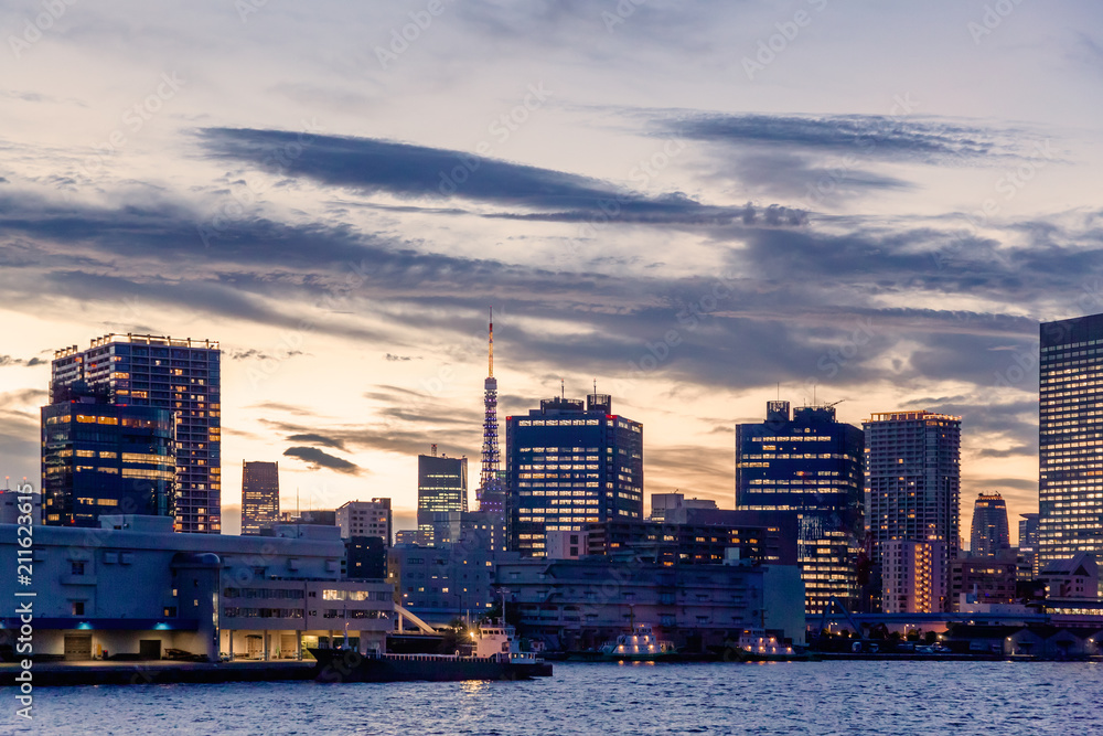 夕暮れの東京の街