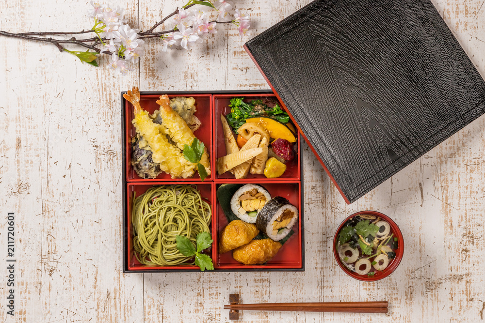 典型的な日本そば　Japanese noodles(soba buckwheat noodle)