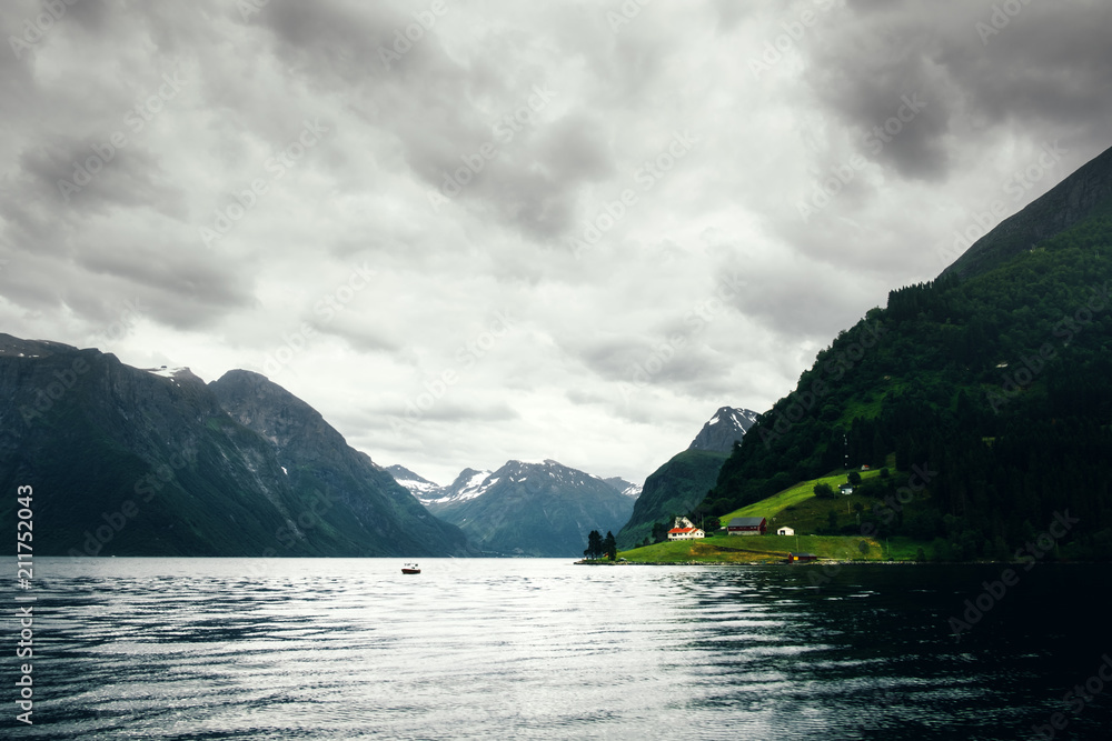 挪威乌尔克村附近Hjorundfjorden峡湾的壮丽夜景