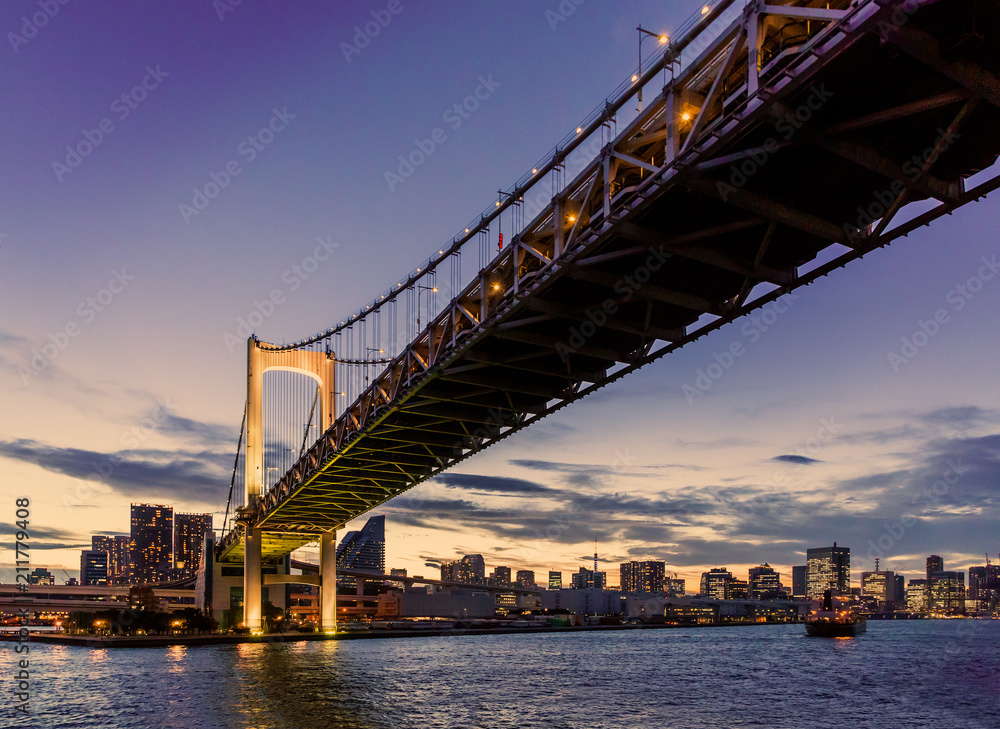 夕暮れの東京の街