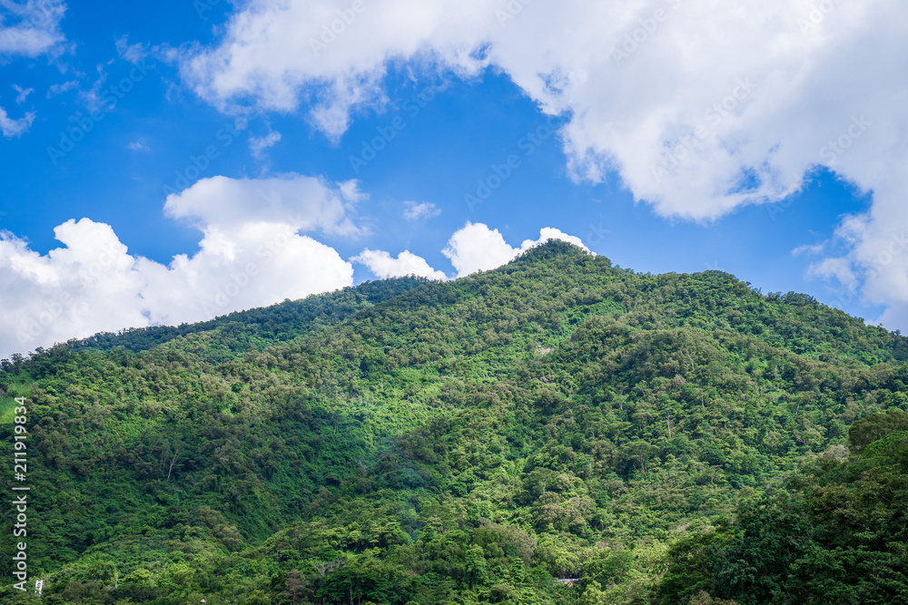 蓝天自然背景下的山景