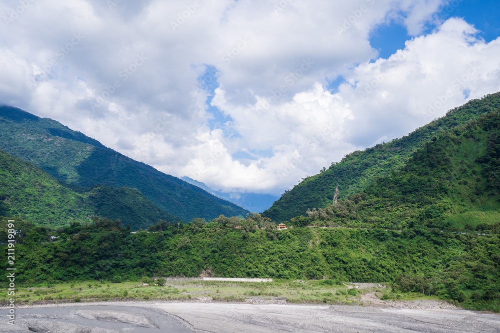 蓝天自然背景下的美丽山景