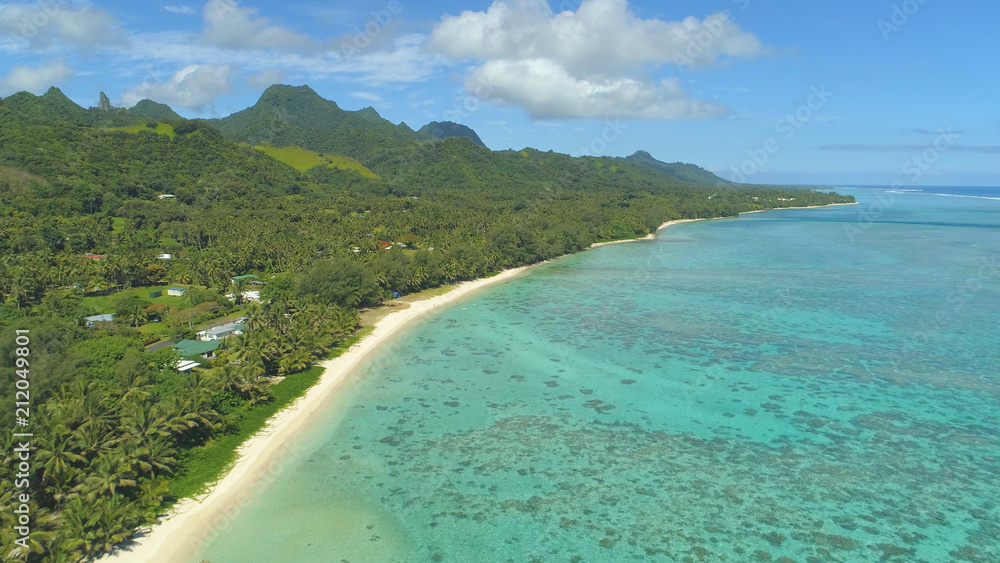 AERIAL：沿着偏远岛屿上田园诗般的沙滩和海滨房屋飞行