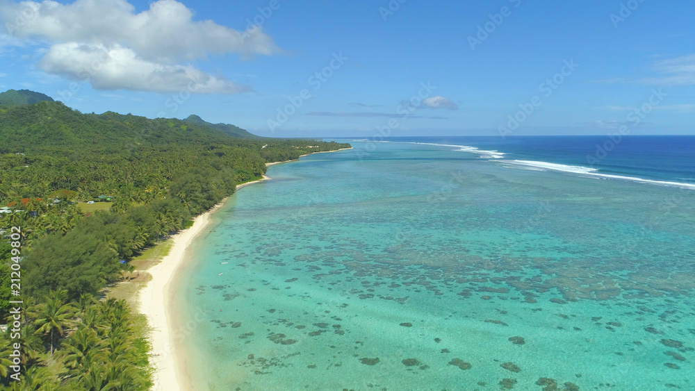 大西洋：来自太平洋的深蓝色海浪冲向异国情调的海滩。