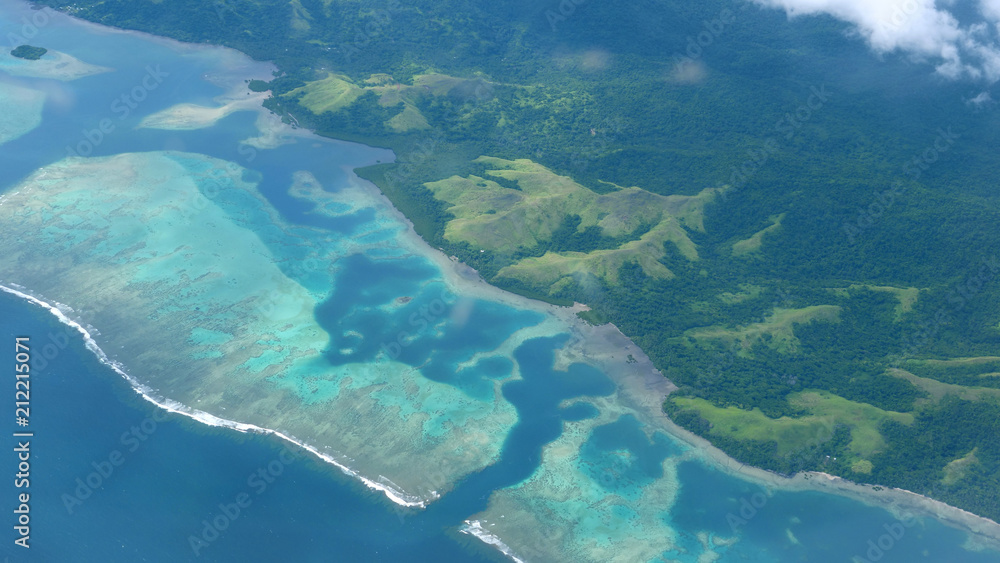 航空：海浪在珊瑚礁上翻滚，驶向异国他乡的岛屿