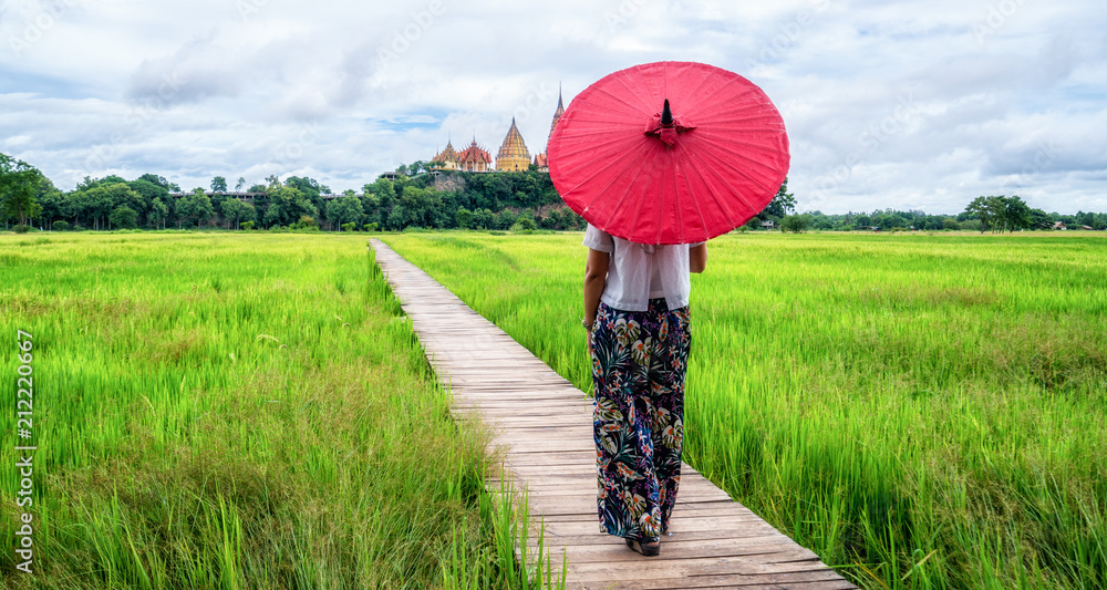 徒步旅行的女性旅行者亚洲稻田景观。