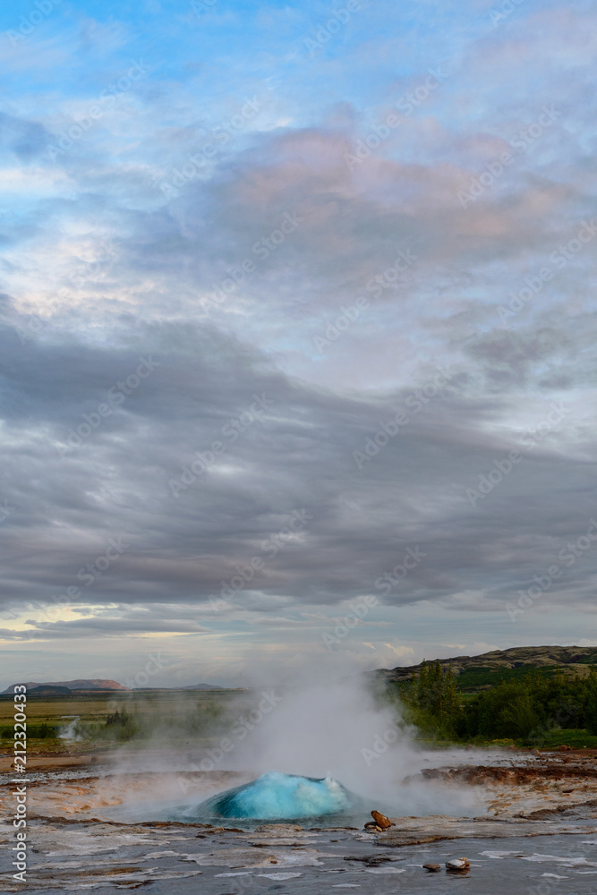 冰岛黄金圈地区的Strokkur geysir，它将水注入30米高空