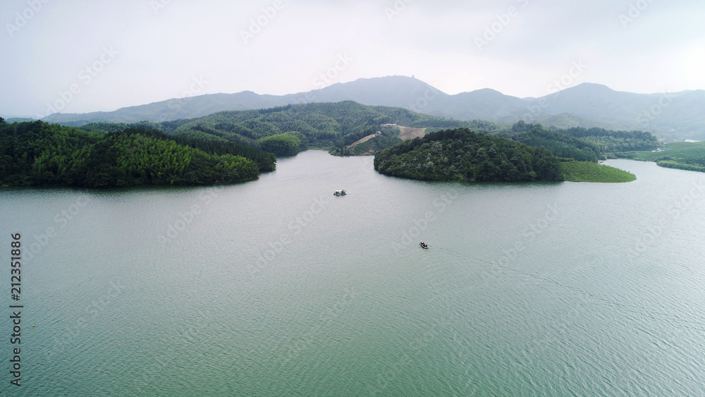 中国安徽省天子湖和岛屿的航拍照片。