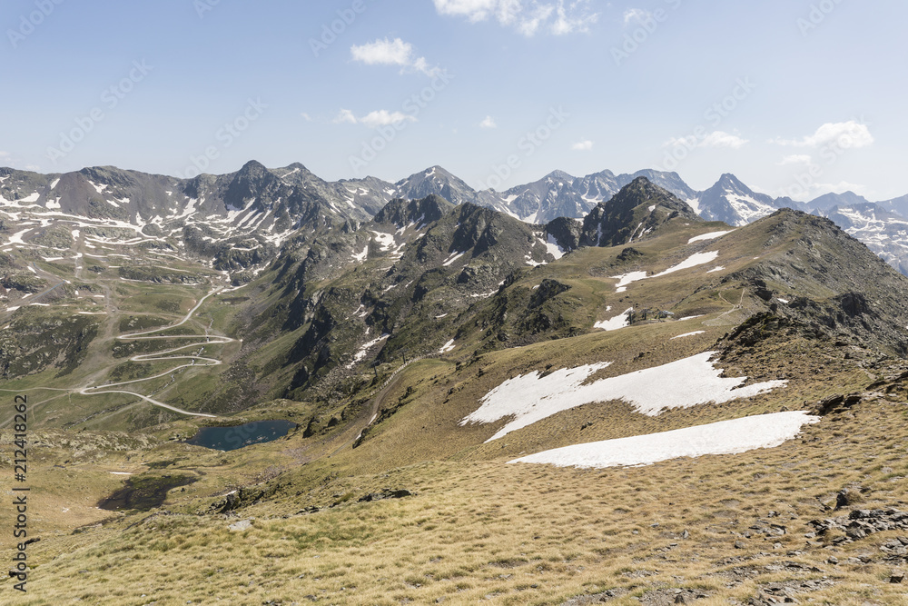 and比利牛斯山脉Ordino Arcalis地区的高山景观，有雪原和湖泊