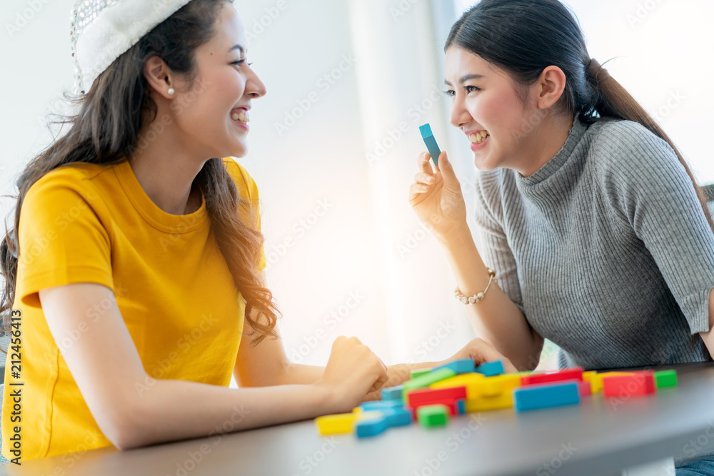 退出与亚洲女性朋友的派对游戏，女性一起玩积木，充满乐趣和幸福