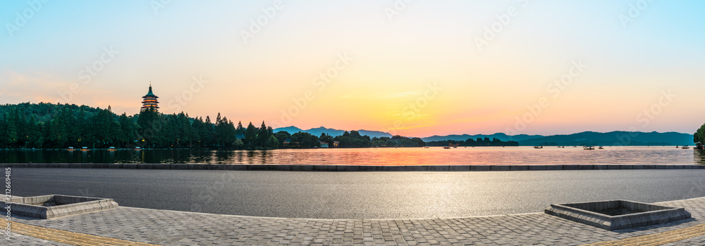 杭州夕阳下的柏油路和山丘剪影