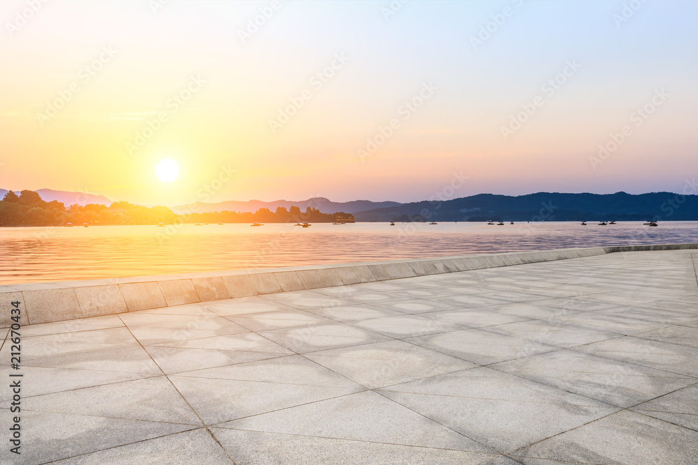 黄昏时空旷的广场地板和山丘轮廓