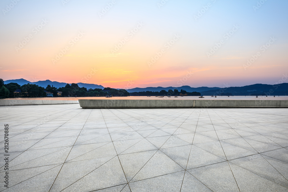 黄昏时空旷的广场地板和山丘轮廓