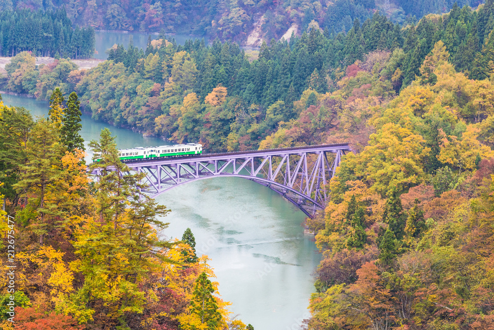 秋天福岛三岛町的多田线