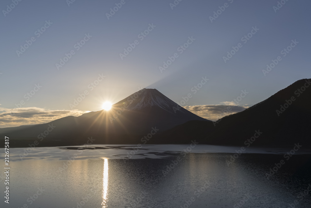 富士山和日出时的Motosu湖