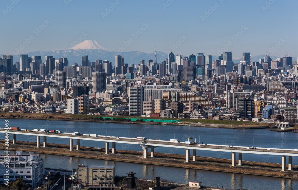 晴朗的日子里，东京城市景观、东京市中心建筑和东京塔地标与富士山