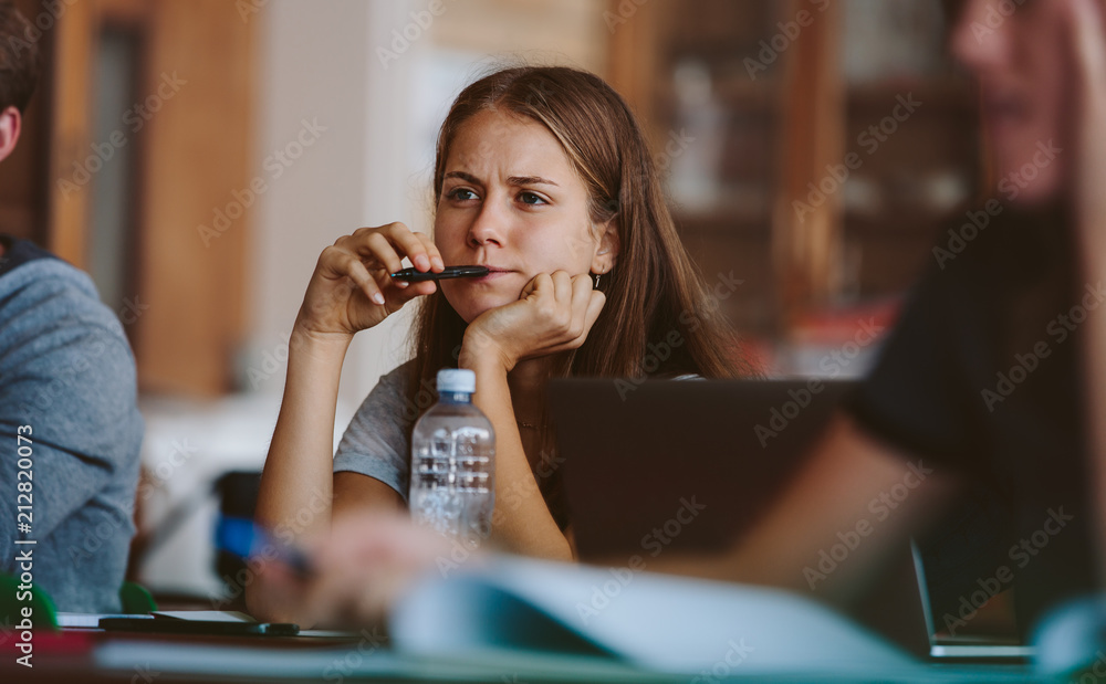 在大学学习的女性